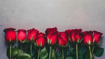 ai generato rosso Rose disposizione su grigio del desktop sfondo, superiore Visualizza foto