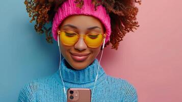 ai generato un' elegante, spensierato donna gode musica attraverso cuffie su sua smartphone, sportivo un' vivace rosa cappello foto