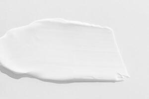 grande sbavature di bianca cosmetico crema. il struttura di il crema vicino su. foto