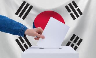 elezioni, Sud Corea. il concetto di elezioni. un' mano lanci un' scrutinio in il scrutinio scatola. il bandiera di Sud Corea su il sfondo. foto