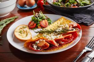 muscolo creatore frittata rotolo con insalata servito nel un' piatto isolato su di legno sfondo lato Visualizza foto