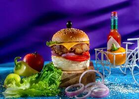 pollo formaggio hamburger con pomodoro, ketchup e verde peperoncino isolato su di legno tavola lato Visualizza di americano veloce cibo foto