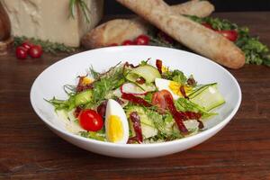 croccante bresaola o quinoa insalata con ciliegia pomodoro, uovo, cetriolo servito nel piatto isolato su tavolo superiore Visualizza di arabo cibo foto