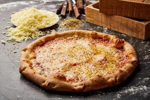 pianura formaggio Pizza isolato su buio sfondo con crudo cibo superiore Visualizza di italiano Fast food aperitivo foto