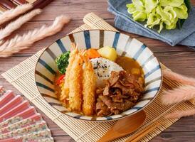 Doppio Maiale e gamberetto curry riso servito nel piatto isolato su tavolo superiore Visualizza di Taiwan cibo foto