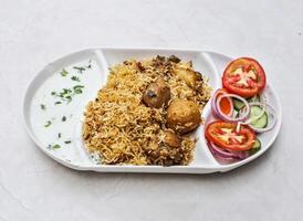sindhi pollo biryani o pollo pulao con raita e insalata servito nel piatto isolato su tavolo superiore Visualizza di indiano e pakistano speziato cibo foto