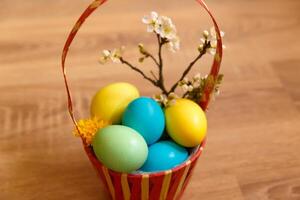 dipingere uova per Pasqua, luminosa Pasqua vacanza, bambini dipingere uova, colorato uova nel un' cestino, colorato uova su un' In piedi, vacanza sfondo foto