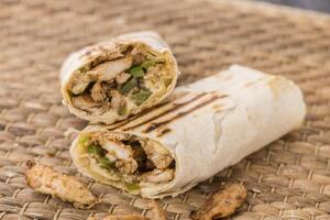 pollo tortilla shawarma impacchi servito nel piatto isolato su tavolo lato Visualizza di Arabo cibo foto