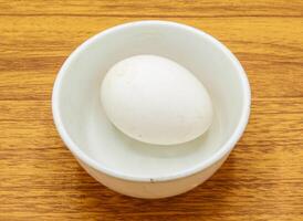 bollito uovo servito nel piatto isolato su tavolo superiore Visualizza di indiano e pakistano speziato cibo foto