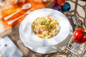 abbronzatura cucinato verde pasta con pomodoro un' piatto isolato su sfondo superiore Visualizza di italiano veloce cibo foto
