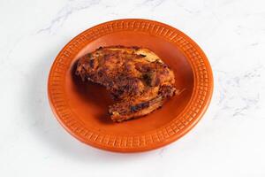 bbq pollo Seno pezzo servito nel un' piatto isolato su sfondo lato Visualizza foto