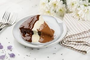il cioccolato fondente torta fetta servito nel un' piatto isolato su tavolo lato Visualizza di arabo dolce foto