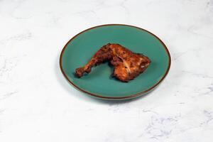 bbq pollo gamba pezzo servito nel un' piatto isolato su sfondo lato Visualizza foto