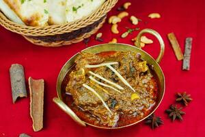 montone bhuna korma rogano cavolo con pane servito nel karahi isolato su tavolo superiore Visualizza di indiano, pakistano e punjabi speziato cibo foto