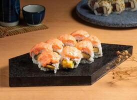 gamberetto rotolo con mentaiko servito isolato su di legno tavola superiore Visualizza di giapponese cibo foto