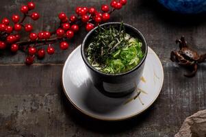 originale giapponese cucina chawanmushi nel un' piatto con bastoncini isolato su stuoia lato Visualizza su di legno tavolo Taiwan cibo foto