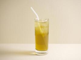 un' bicchiere di crescione miele Limone bevanda con cannuccia isolato su grigio sfondo lato Visualizza foto