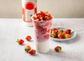 fragola latte con crudo frutta servito nel monouso bicchiere isolato su sfondo superiore Visualizza Taiwan cibo foto