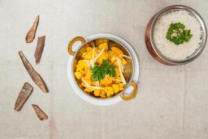 aloo gobi o patate cavolfiore e servito nel un' piatto isolato su tavolo superiore Visualizza di indiano spezie cibo foto