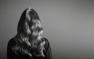 ai generato anziano signora indietro Visualizza, lungo grigio capelli foto