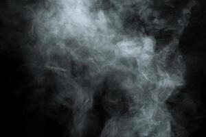 astratto polvere o Fumo sospeso nel buio, isolato su nero sfondo. foto
