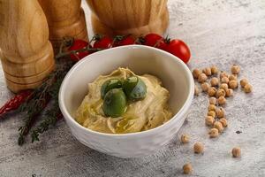 gustoso hummus con verde olive foto