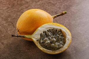 giallo granadilla con tagliare metà foto