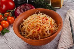 asiatico speziato bicchiere spaghetto insalata foto