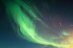 incantevole aurora boreale, danza luci nel il settentrionale cielo foto