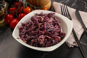 insalata di cavolo insalata con cavolo e carota foto