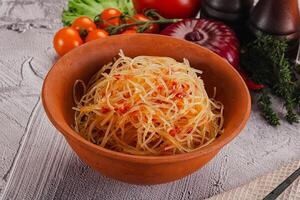 asiatico speziato bicchiere spaghetto insalata foto
