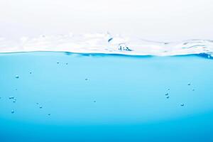 rinfrescante blu onde, bellissimo spruzzi nel pulito acqua foto