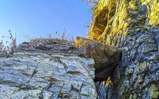 rocce scogliere massi montagna grande roccia incollato fra montagne Messico. foto