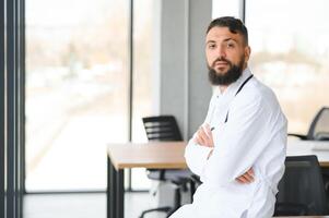 ritratto di un' giovane arabo medico nel il clinica. assistenza sanitaria concetto foto