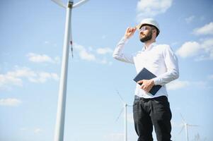 ingegnere Lavorando a alternativa rinnovabile vento energia azienda agricola - sostenibile energia industria concetto foto