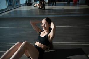 bellissimo atletico donna Lavorando ab intervalli nel fitness foto