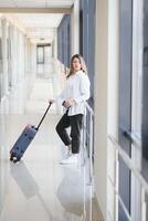 viaggio concetto, persone nel il aeroporto foto