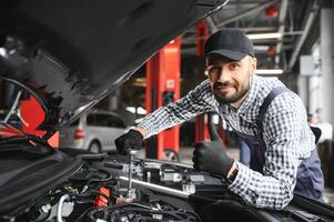 professionale meccanico è Lavorando su un' auto nel un' auto servizio. foto