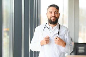 ritratto di un' giovane arabo medico nel il clinica. assistenza sanitaria concetto foto