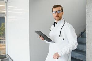 maschio medico sta nel il sala di il ospedale foto