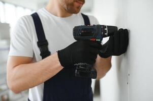 cartongesso lavoratore lavori su edificio luogo nel un' Casa. foto