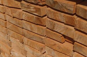 di legno tavole e travi. asciugatura all'aria legname pila. legna aria essiccazione. legna per Casa costruzione. edificio Materiale. legna magazzino. foto
