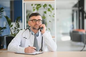 grigio capelli competenza bello anziano medico ospedale ritratto foto