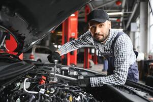 professionale meccanico è Lavorando su un' auto nel un' auto servizio. foto