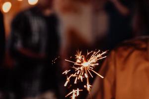 stelle filanti in fiamme in movimento sfocato. natale capodanno e luci di celebrazione del giorno dell'indipendenza. foto