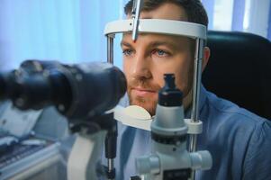 oftalmologia concetto. maschio paziente sotto occhio visione visita medica nel vista oftalmologico correzione clinica foto