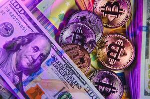 Euro banconote e monete, dollaro banconote con bitcoin. alto qualità foto. foto