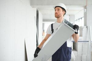 HVAC Servizi - lavoratore installare canalizzato tubo sistema per ventilazione e aria condizionata foto