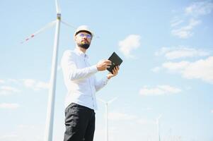 ingegnere Lavorando a alternativa rinnovabile vento energia azienda agricola - sostenibile energia industria concetto foto