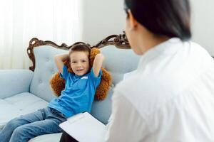 il concetto di bambino psicologia. un' ragazzo a il psicologo foto